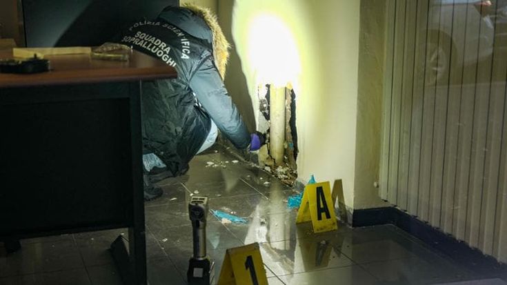 Banda del buco colpisce la banca di piazza Salgari: rapinatori entrati attraverso un foro nel muro della pizzeria accanto, portati via 160mila euro