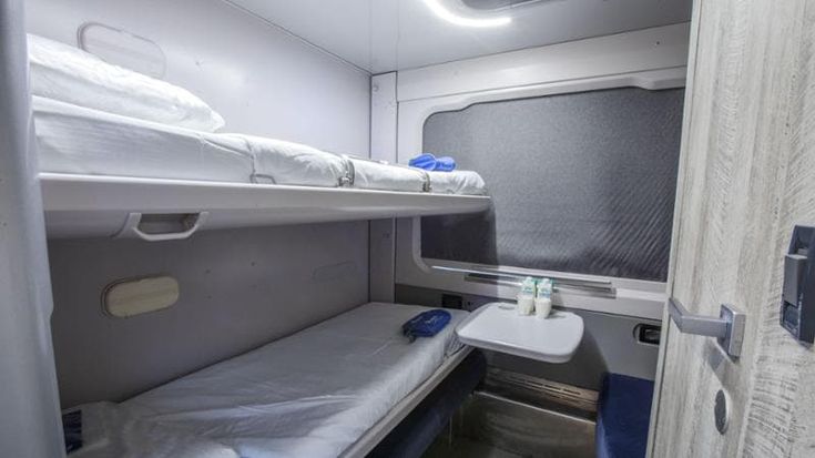 Viaggiare dopo il tramonto. Lentamente. Il ritorno del treno notturno