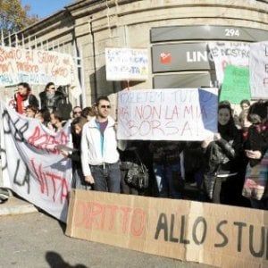Borse di studio dimezzate per gli universitari, Cirio azzera la mossa della giunta