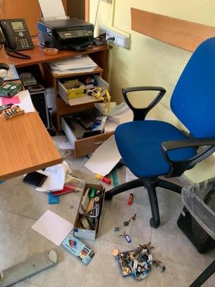 Raid vandalico e furto in municipalità: rubati pc e danneggiate parti della struttura 