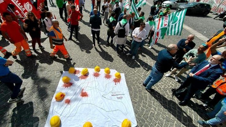 Sciopero edili, caschi gialli insanguinati in piazza a Napoli
