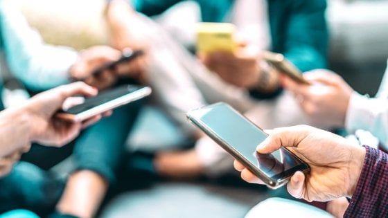 Stereotipi nelle campagne online: come i creatori di contenuti possono riflettere la nostra società