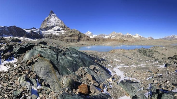 Cervino, due morti in vetta. L’alt delle guide di Zermatt: “Con caldo estremo non accompagniamo più”