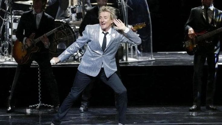 Rod Stewart cancella il concerto per problemi alla voce, poi vola ai Mondiali: esplode la polemica