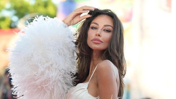 Madalina Ghenea: “Perseguitata da una stalker, costretta a cambiare vita”