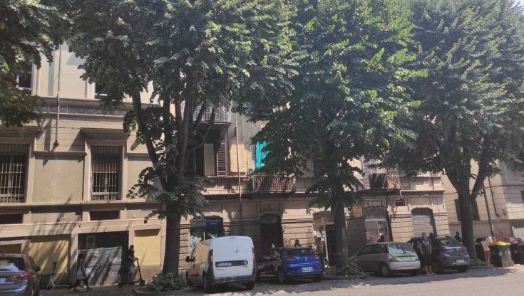 Torino, blitz della polizia nel "palazzo degli abusivi" di corso Brescia