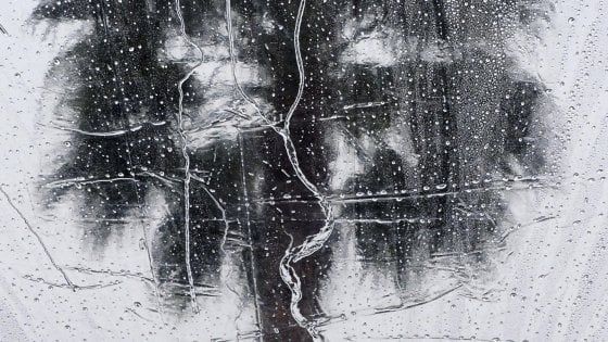 Meteo, nel weekend Italia spaccata in due: nubifragi e tanta neve al Nord, 28 gradi al Sud