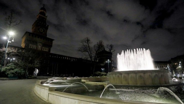 Caro bollette, i sindaci spengono i monumenti. Decaro: “Aiuti o tagliamo i servizi”