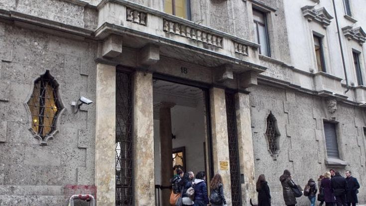 Diciottenne accoltellato fuori dal Tribunale dei minori: fermati due 17enni per tentato omicidio
