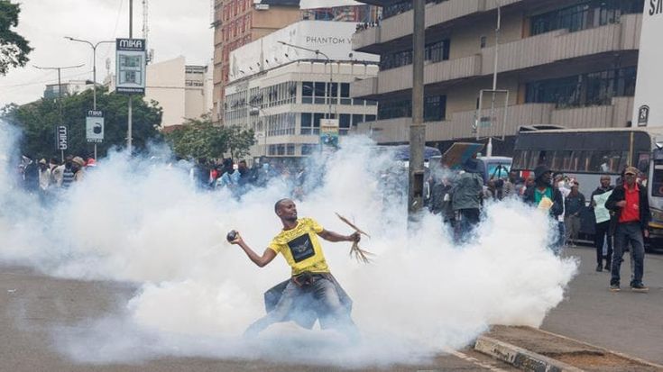 Kenya, la rivolta della Generazione Z contro la tassa sul pane: un manifestante ucciso dalla polizia, oltre 200 i feriti