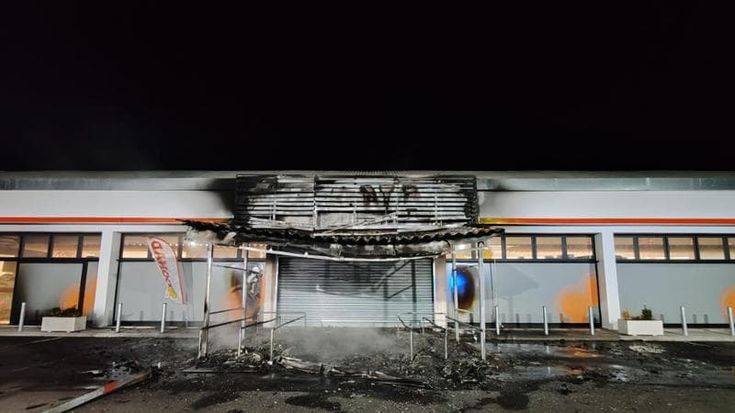 Salento, incendiato il supermercato aperto da meno di un mese. La sindaca: “Nessuna tolleranza”