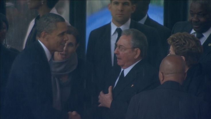 Sudafrica, la stretta di mano Obama e Raul Castro