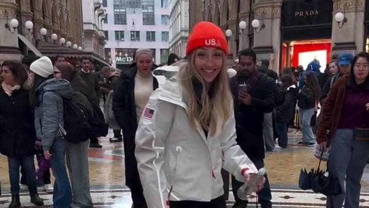 Milano, le atlete americane e il gesto scaramantico nella Galleria del Duomo