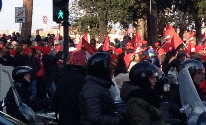 Miur, tensioni e carica della poliziaper la protesta dei lavoratori delle scuole