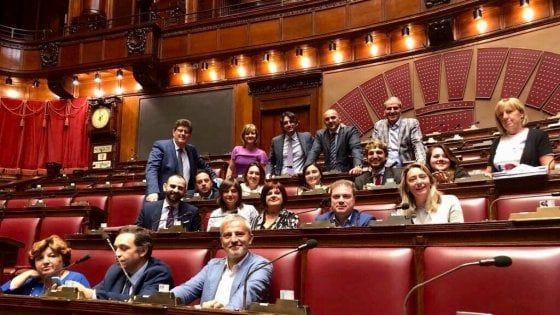 Milleproroghe, c'è la prima fiducia gialloverde. Il Pd occupa l'aula di Montecitorio: "Atto grave e illegittimo"