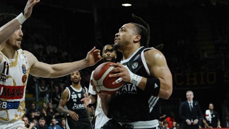 La Virtus non sa più vincere: perde con la Reyer, resta prima ma ora tutte le saltano addosso