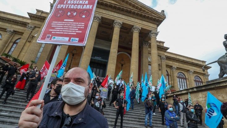 Palermo, sulla scalinata del teatro Massimo la protesta del settore spettacolo: "La cultura non può chiudere"