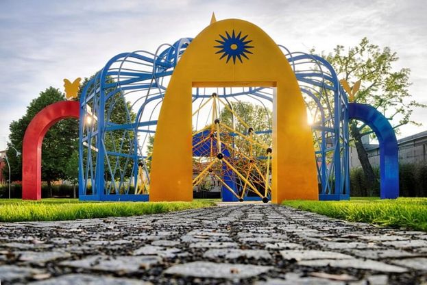 Pistoia, il giardino con gli scivoli e le altalene create dagli artisti