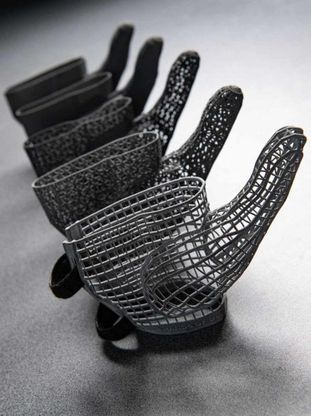 Nelle fabbriche Jaguar Land Rover i nuovi guanti stampati in 3D