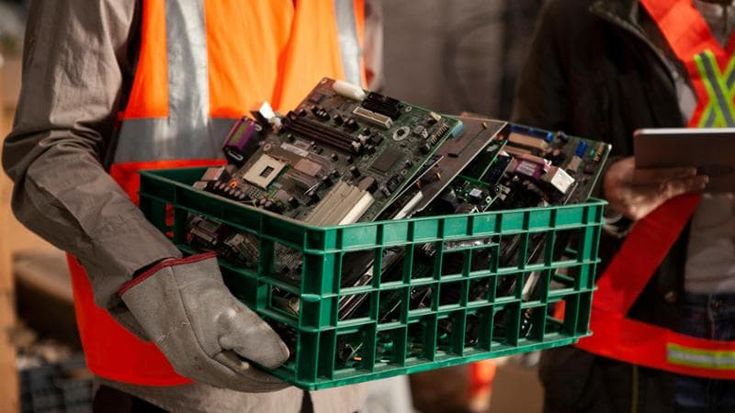 Dallo spazzolino ai giochi, ogni anno nel mondo si producono 9 milioni di tonnellate di rifiuti elettronici