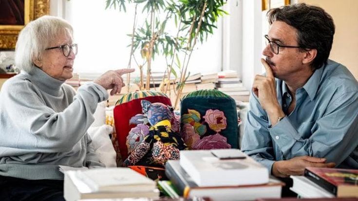 Sul divanetto con Natalia Aspesi c’è Damiano Michieletto