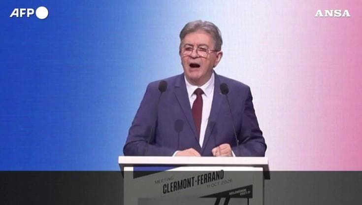 Francia, Melenchon: "È necessario il diritto di voto a 16 anni"