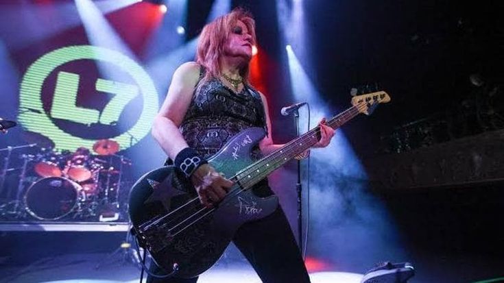 Jennifer Finch, morta a 59 anni la bassista delle L7, le ragazze dell’America punk rock