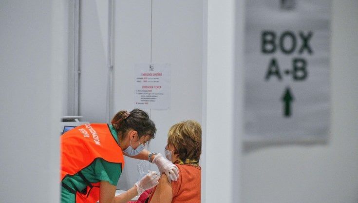 Vaccini, la Regione rivoluziona il sistema di prenotazione: dal 10 maggio indicherà subito la decade della puntura