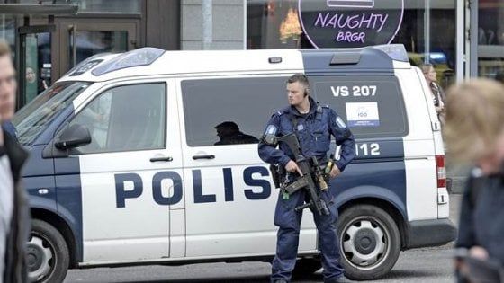 Finlandia, accoltella diverse persone in piazza; due morti. Bloccato dalla polizia