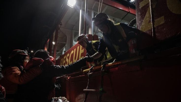 Sentenza Diciotti, il governo tira dritto. Ocean Viking spedita a Ravenna con 25 naufraghi a bordo