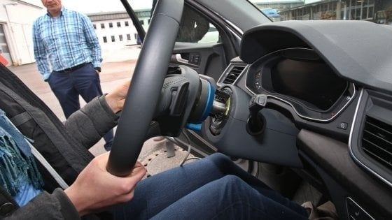 Firenze, all'esame per la patente con l'auricolare. Ma gli resta incastrato nell'orecchio