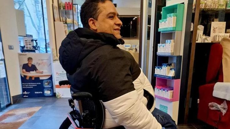 Nuova sedia a rotelle per l’ex campione di Basket Calza, dopo il furto: “Grazie a chi mi ha aiutato”