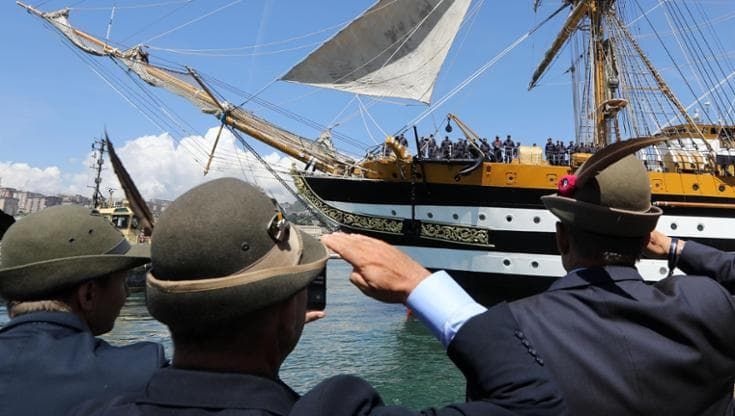 Il ministro Crosetto alla partenza del Vespucci a Genova: “Strappo Italia-Usa? Mai preoccupazione”
