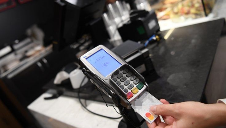 Pagamenti con il pos, il sindaco Sala attacca la scelta del governo: "Cambierei bar se nel mio ci fosse l'obbligo di contanti"