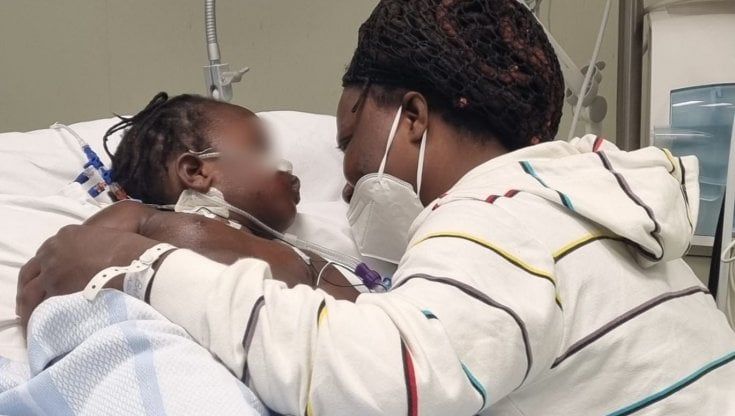 Migranti, la bimba uscita dal coma riabbraccia la madre: salve per miracolo