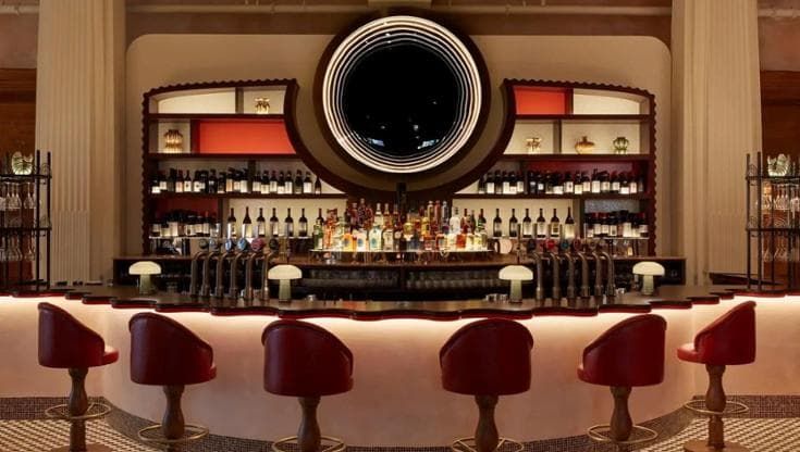 La Londra degli estremi ama l’Italia: il ristorante più grande e il tiramisù in un bancomat