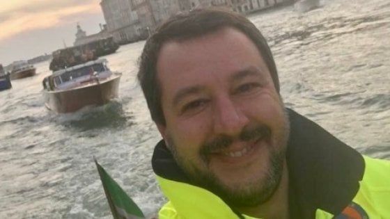 Maltempo, la foto di Salvini sorridente scatena polemiche sui social. La replica del ministro: "Me ne frego"