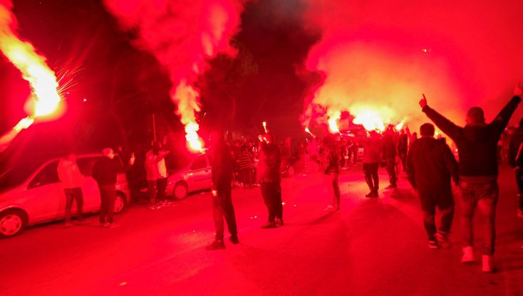 Napoli, l'omaggio dei tifosi davanti allo stadio intitolato a Maradona
