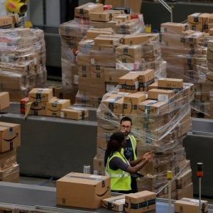 Amazon segnalato ad Antitrust: "Viola le norme sull’etichettatura del cibo"