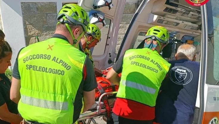Lucca, esce a cercare funghi e si perde: soccorso e trovato dopo ore di ricerche