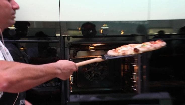 IFA 2026, il forno che cuoce la pizza in due minuti: "Meglio di quello a legna"