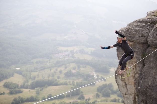 Sul filo camminano nel vuoto: la sfida degli slackliners bolognesi