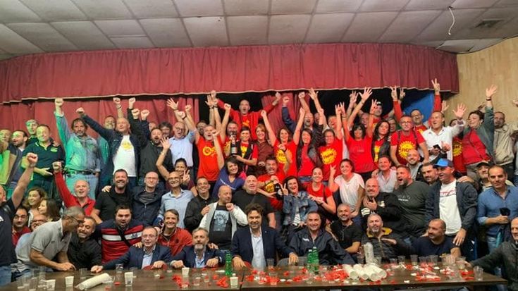 Ex Whirlpool, cori per l’assunzione vicina. I lavoratori: “Anche a Napoli si può vincere”