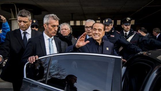Berlusconi: "Salvini mi sta rubando voti. Gli italiani si ravvedano". E insiste: "Il governo può cadere"