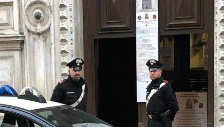 Ruba 750 euro custoditi in sagrestia: 51enne bloccato il giorno dopo mentre torna in chiesa