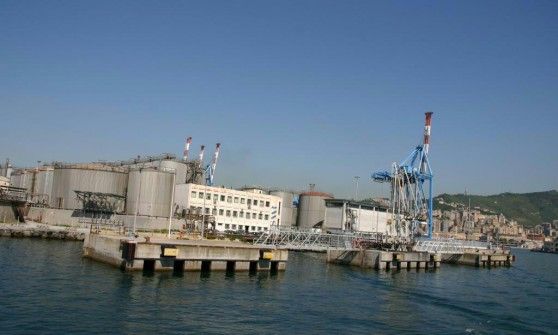 Idrocarburi nell'aria, inchiesta sul porto<br />I gas dai serbatoi di Calata Oli Minerali