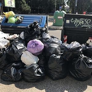 Roma, Garbatella, cassonetti stracolmi di rifiuti: "È un degrado senza fine"