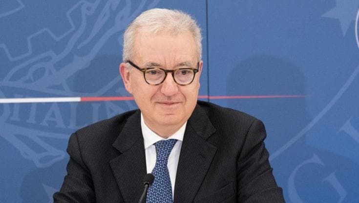 Palazzo Chigi lancia l'allarme: truffe agli imprenditori a nome del sottosegretario Mantovano