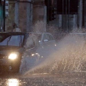 Lombardia, arriva l'ondata di maltempo: piogge intense e strade chiuse per neve
