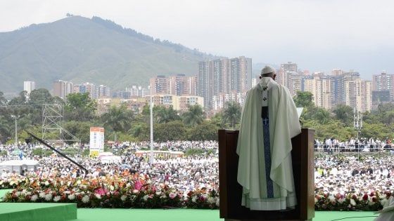 Il Papa in Colombia: "Dio converta cuori dei sicari della droga" 